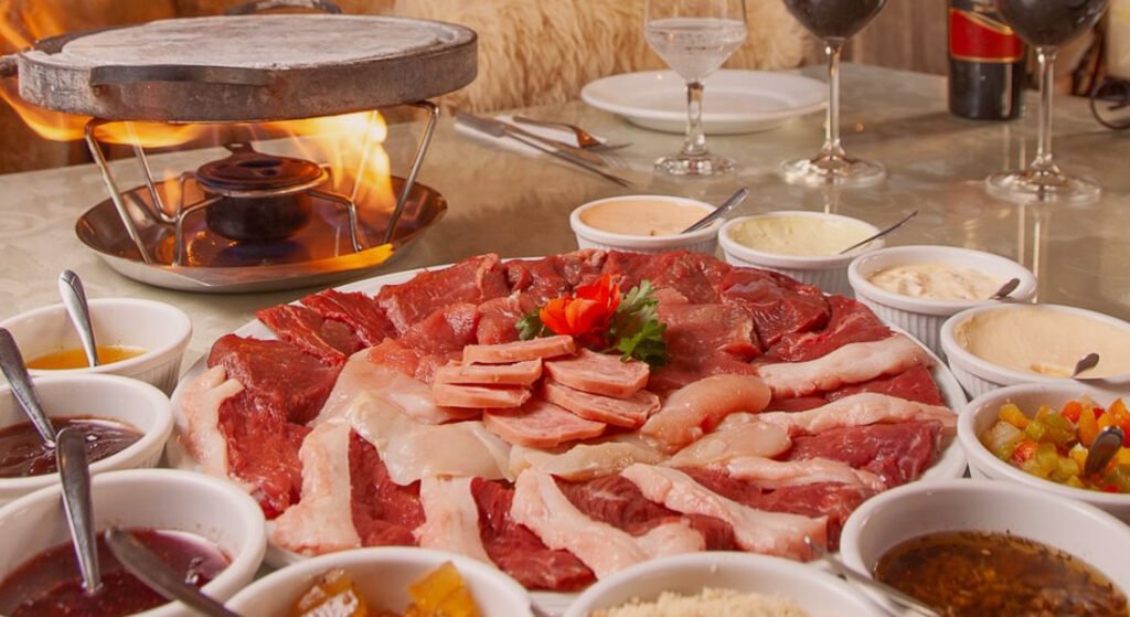 Onde comer fondue em Gramado? Confira essas opções incríveis! 4 Fondue posto à mesa, pronto para ser consumido