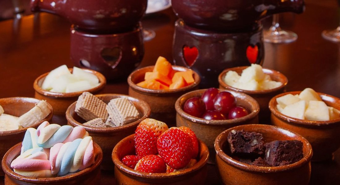 Onde comer fondue em Gramado? Confira essas opções incríveis! 3 Frutas nos potes para serem usadas no fondue