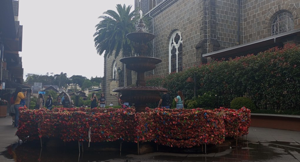 Igreja Matriz de Gramado: Paróquia de São Pedro 2 Foto da Fonte do Amor Eterno com seus cadeados rodeando toda a fonte.
