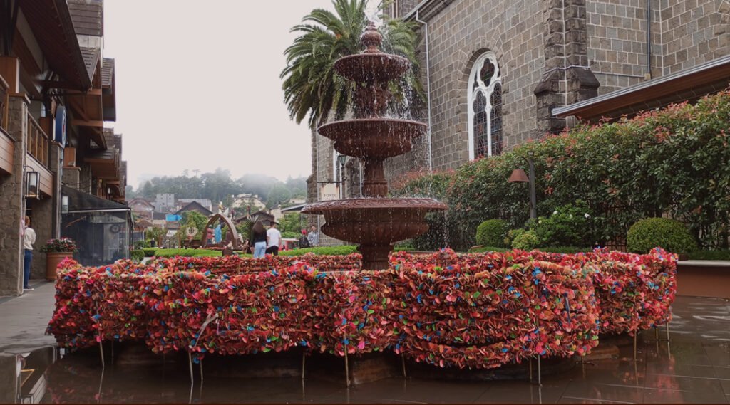 Fonte do amor eterno e a Igreja de São Pedro em Gramdo 3 Fonte do amor eterno, aparecendo ao lado parede da Igreja Matriz de São Pedro