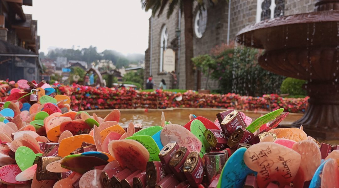 Fonte do amor eterno e a Igreja de São Pedro em Gramdo 1 Cadeados, molhados pela chuva, foto tirada de pertinho da fonte do amor eterno