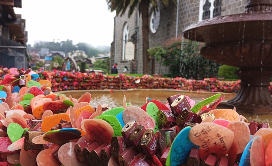 Atrações Gratuitas em Gramado e Canela 3 Foto da fonte do amor eterno com seus cadeados presos na grade