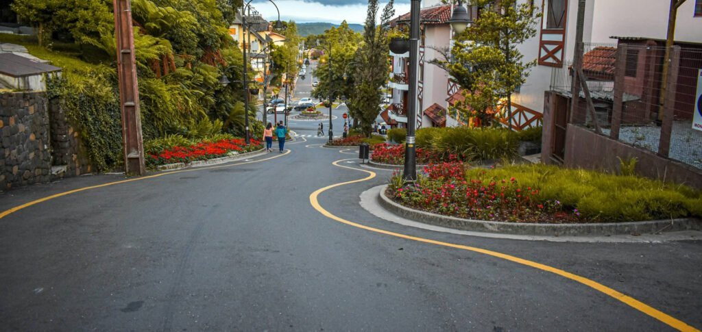O que fazer em Gramado: Pontos Turísticos e Dicas 8 Rua Torta de Gramado, duas pessoas descendo já no início da rua