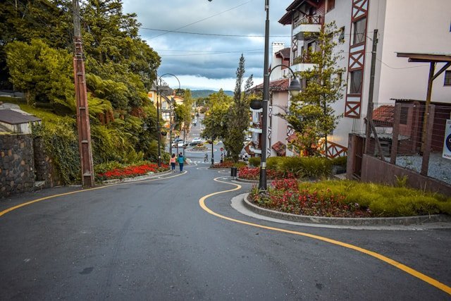 Rua Torta de Gramado, un Encantador Paseo Gratis 1 Foto de la Rua Torta en el centro de Gramado, Rio Grande do Sul