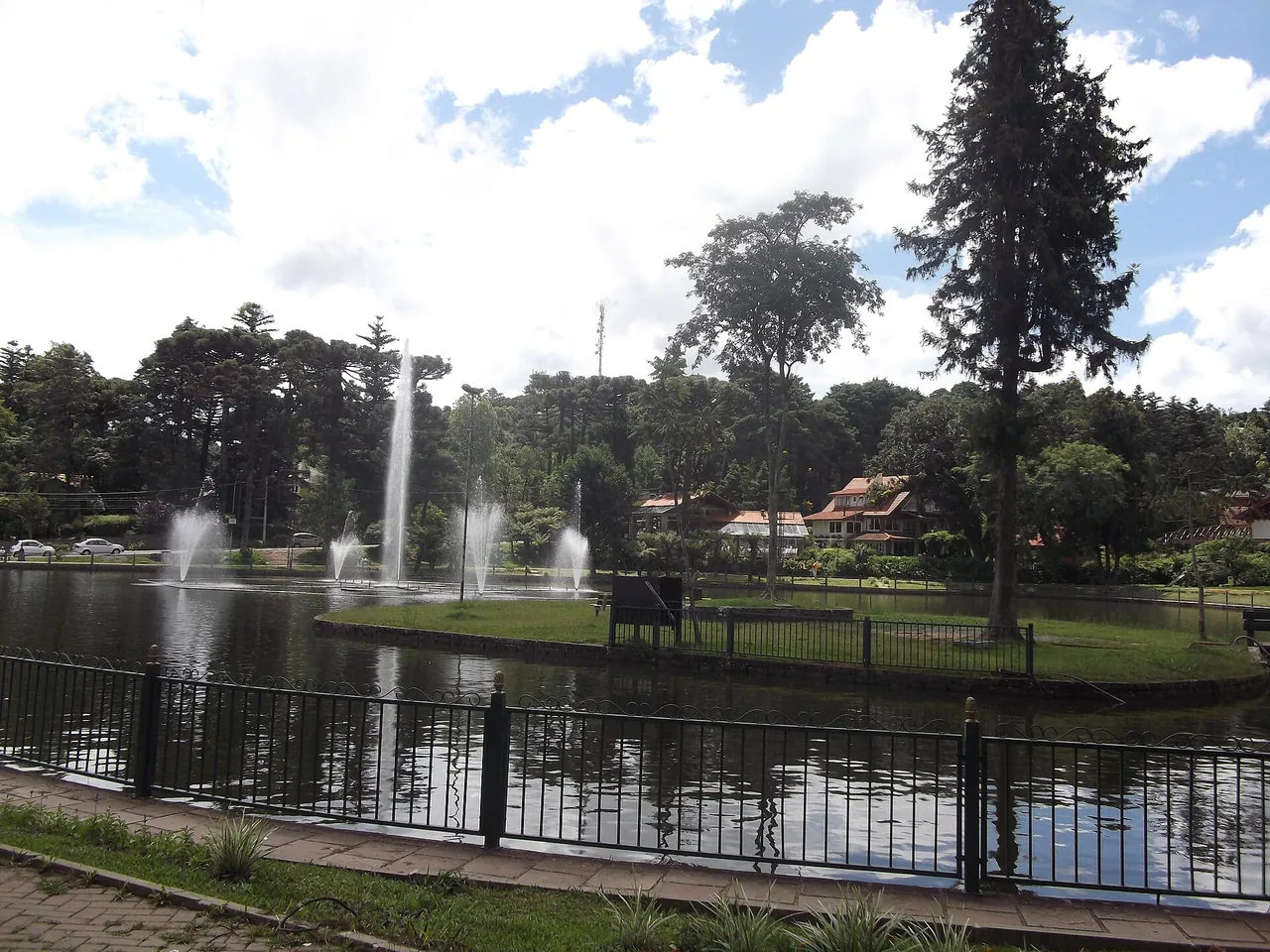 5 Pontos Turísticos Gratuitos em Gramado que Valem a Visita 3 Lago Joaquina Rita Bier em Gramado com chafarizes