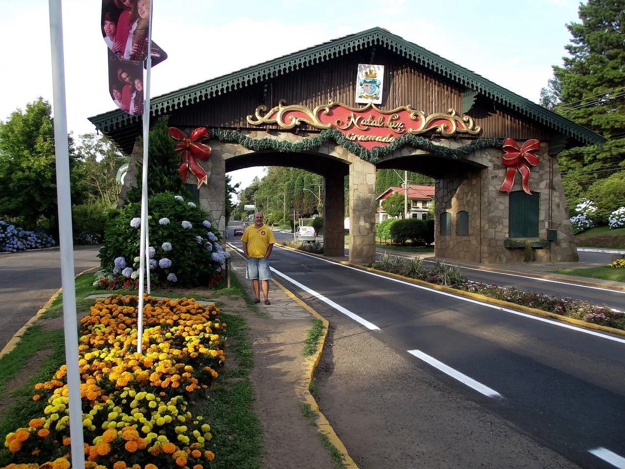 5 Pontos Turísticos Gratuitos em Gramado que Valem a Visita 2 Pórtico de pedra de Gramado com o letreiro Natal Luz