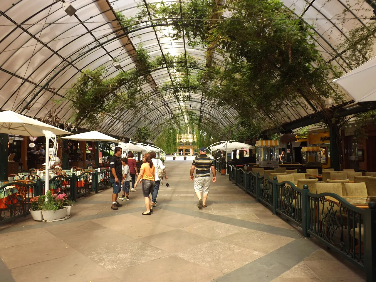5 Pontos Turísticos Gratuitos em Gramado que Valem a Visita 4 Rua Coberta de Gramado, com teto arqueado e restaurantes