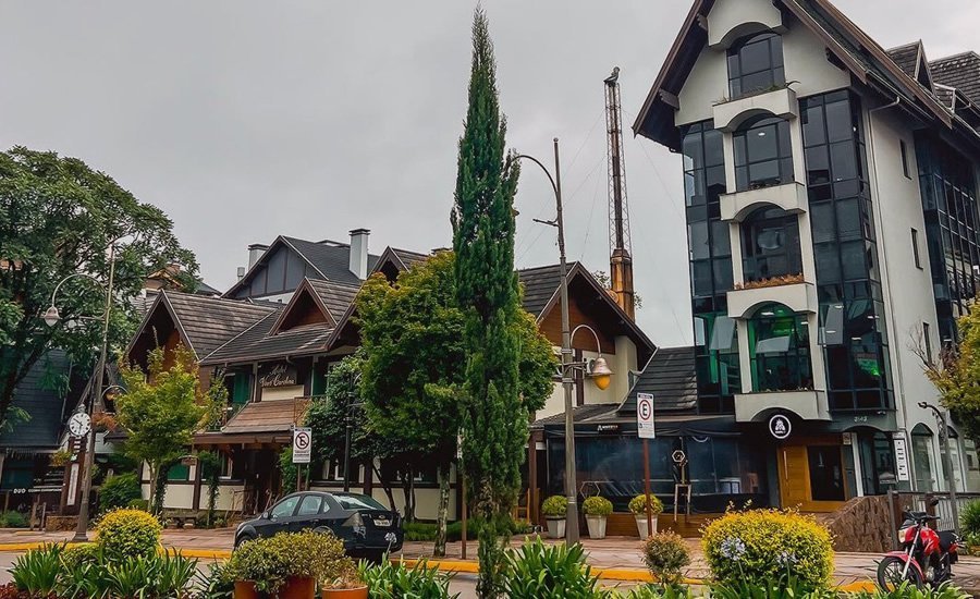 Melhores Hotéis em Gramado para 2024 1 Centro da cidade de Gramado, fim de tarde, dia nublado
