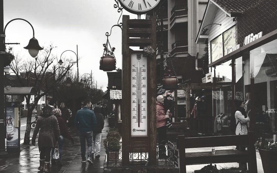 Aproveite o Frio em Gramado e Canela neste Inverno 1 Foto de Gramado em dias de inverno, pessoas andando na calçada da Avenida Borges de Medeiros usando roupas de frio.