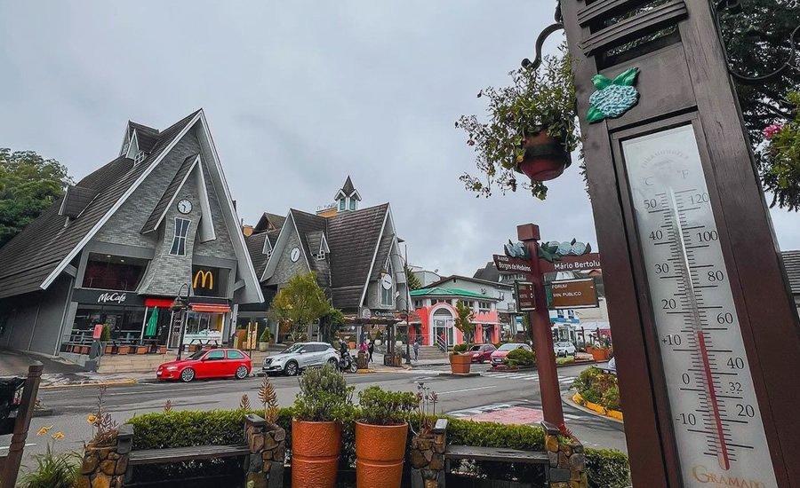 Previsão do Tempo Gramado: Clima na serra gaúcha 1 Centro de Gramado, na foto aparece um dos termômetros da cidade.