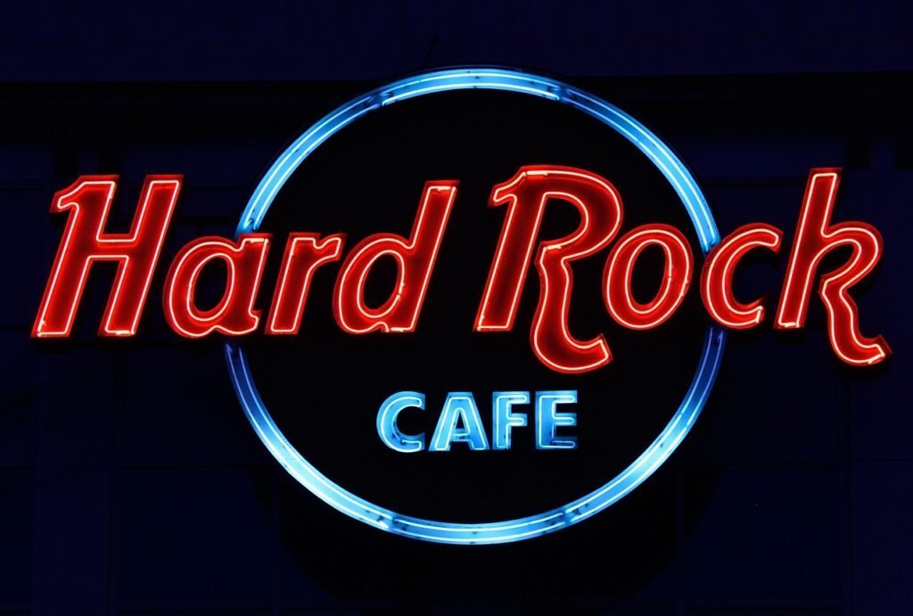Viva o Rock'n'Roll: Guia Completo do Hard Rock Cafe Gramado 3 Logo Hard Rock Café