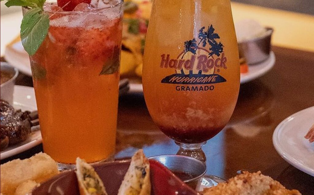Viva o Rock'n'Roll: Guia Completo do Hard Rock Cafe Gramado 5 Foto de um drink com copos com logo do Hard Rock Gramado