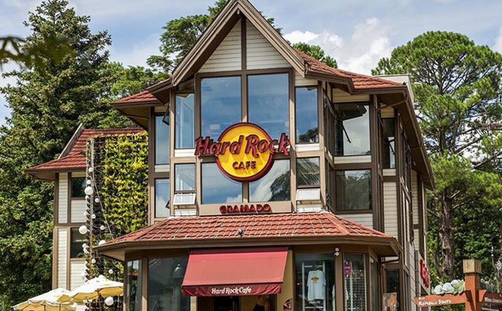 Viva o Rock'n'Roll: Guia Completo do Hard Rock Cafe Gramado 1 Frente do Hard Rock em Gramado, foto de dia.