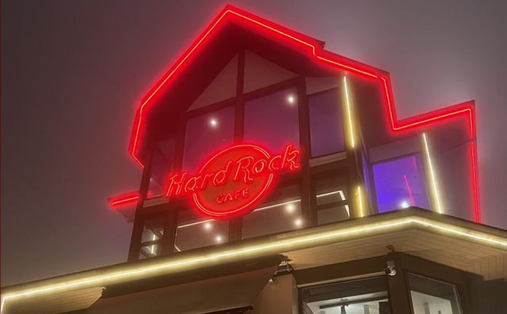 Viva o Rock'n'Roll: Guia Completo do Hard Rock Cafe Gramado 7 Foto noturna da frente do Hard de Gramado.