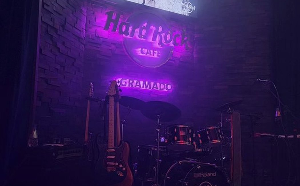 Viva o Rock'n'Roll: Guia Completo do Hard Rock Cafe Gramado 6 Palcom com instrumentos da banda no Hard Rock