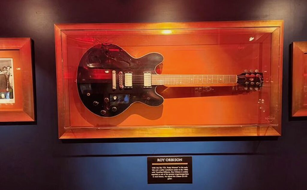 Viva o Rock'n'Roll: Guia Completo do Hard Rock Cafe Gramado 4 Guitarra num quadro na parede.