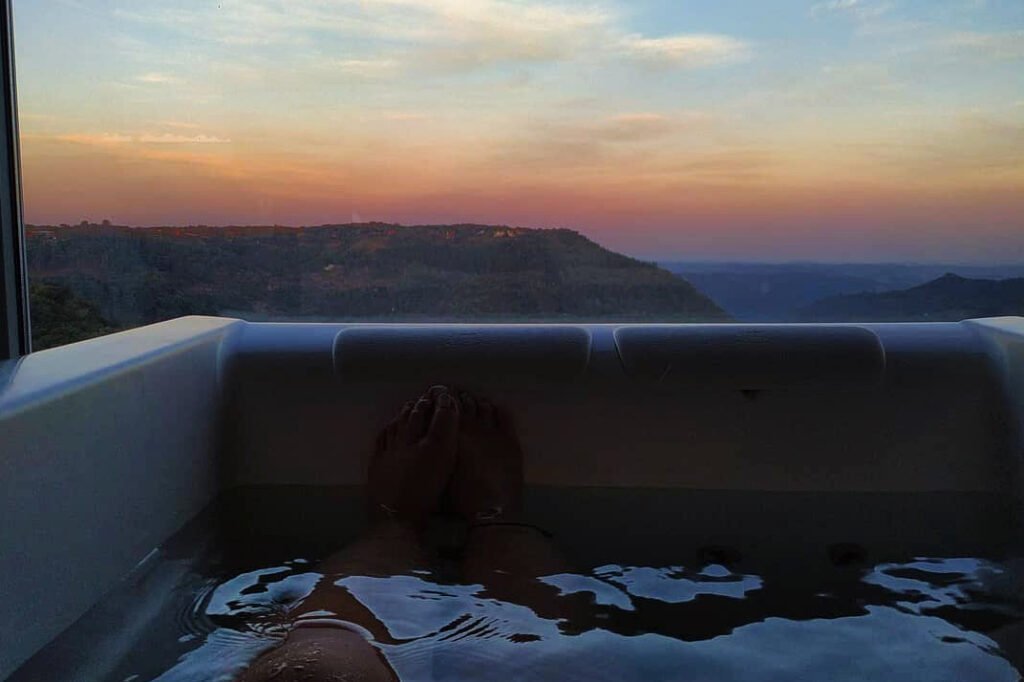 Hotel Villa Bella & Spa Gramado: Vista Deslumbrante e Conforto 4 Pôr do sol pela janela do hotel