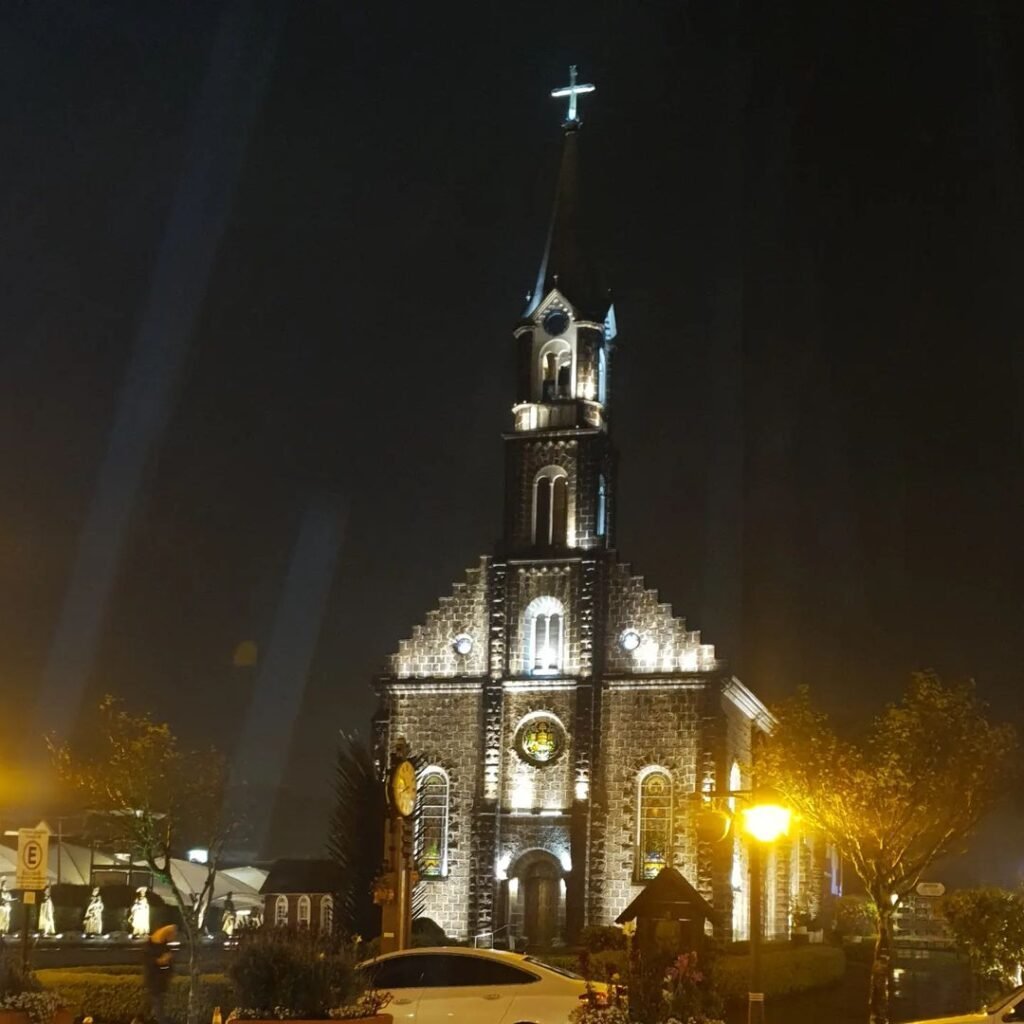 Gramado: Roteiro Perfeito com a Catedral de Pedra como Guia 3 Foto noturna da Martiz de são Pedro em Gramado