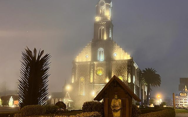 Largo da Borges: una guía completa para turistas | Gramado 3 Foto de la Paróquia de São Pedro en Gramado, noche con niebla e iglesia iluminada.