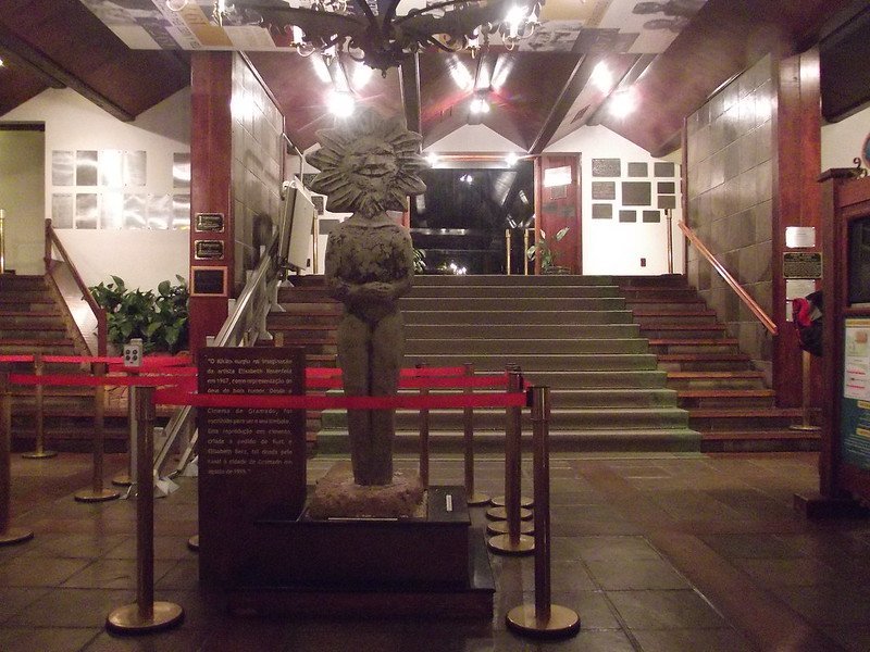 Festival de Cinema de Gramado 2026: datas e ingressos 3 Entrada do Palácio dos Festivais em Gramado à noite, com estátua do Kikito