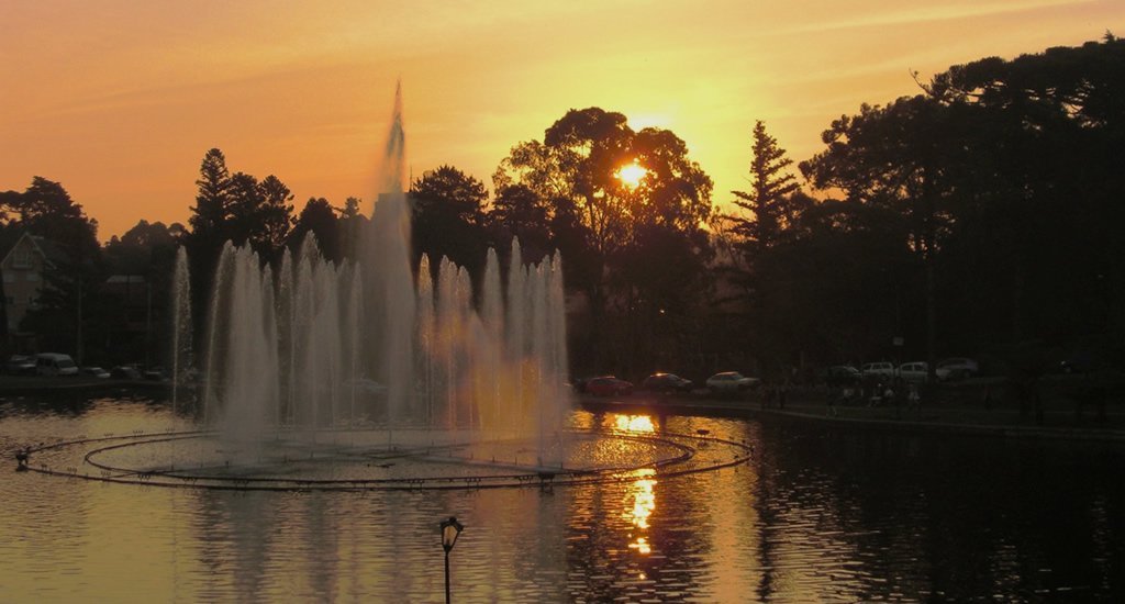 Gramado: Lago Joaquina Rita Bier, Um oásis de paz e beleza 1 Foto do Lago Joaquina Rita Bier no fim de tarde. Chafariz e por do sol.