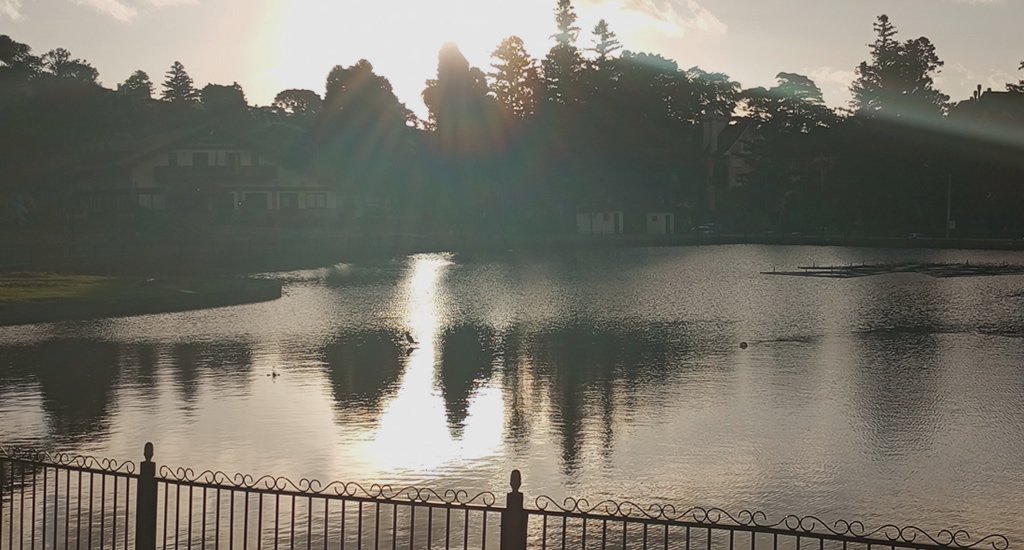 Gramado: Lago Joaquina Rita Bier, Um oásis de paz e beleza 4 Foto do Lago Joaquina Rita Bier, fim de tarde luz do sol refletindo na água do lago.
