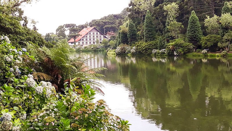 Lago Negro de Gramado: Encanto e Historia en Medio de la Naturaleza 1 Lago Negro de Gramado y sus aguas oscuras en un día nublado.