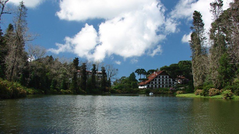 Lago Negro de Gramado: Encanto e Historia en Medio de la Naturaleza 3 Lago Negro de Gramado, hotel visto al fondo del lago
