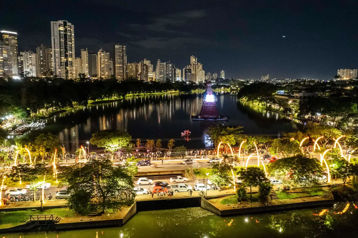 Natal Luz Gramado 2026: o Que Mudou Este Ano 4 Lago iluminado por luzes de Natal refletidas na água à noite