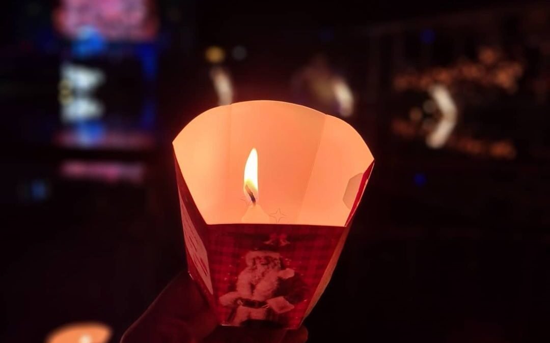 Natal Luz e Nativitaten: Uma Experiência Natalina Incrível em Gramado 2 Lanterna com vela, pessoa segurando com a mão.