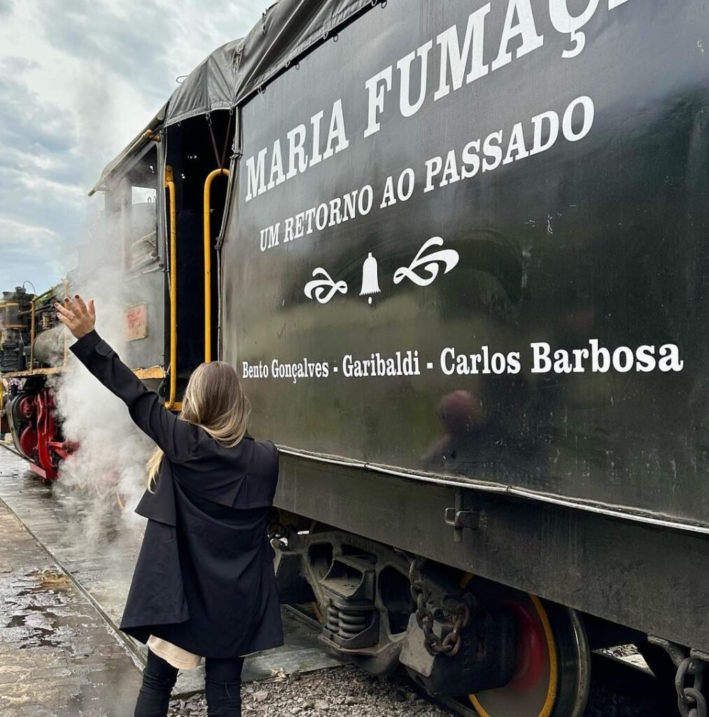 Passeio de Maria Fumaça em Gramado 2024 3 Foto de pessoa ao lado do trem maria fumaça