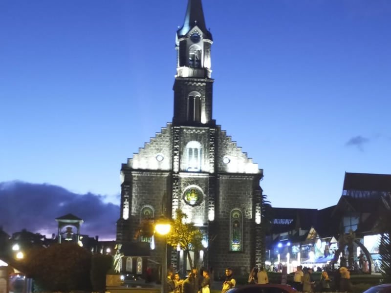 O que fazer em Gramado: Pontos Turísticos e Dicas 9 Foto da Igreja Matriz de São Pedro no centro de Gramado