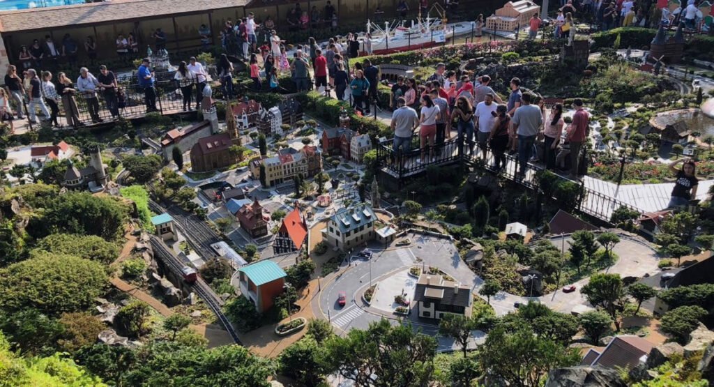 Descubre el Mini Mundo: La Atracción Imperdible de Gramado 1 Personas mirando las miniaturas del Mini Mundo.