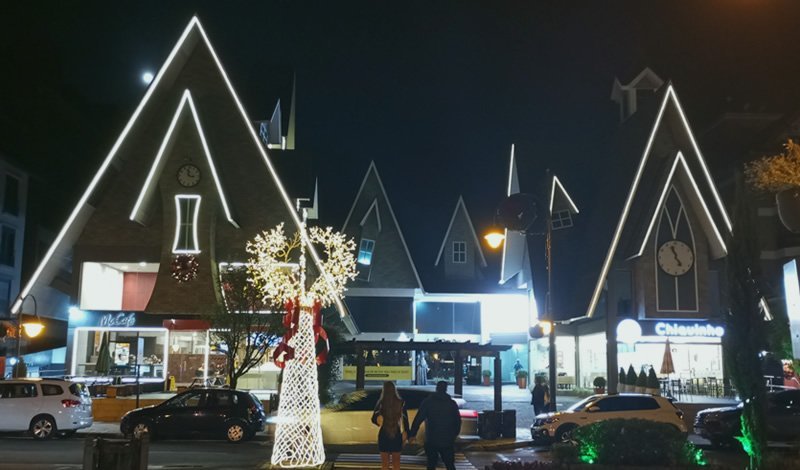 Natal Luz de Gramado 2024 / 2025: O Espetáculo que Encanta Corações 1 McDonald’s's de Gramado na Avenida Borges de Medeiros com decoração natalina