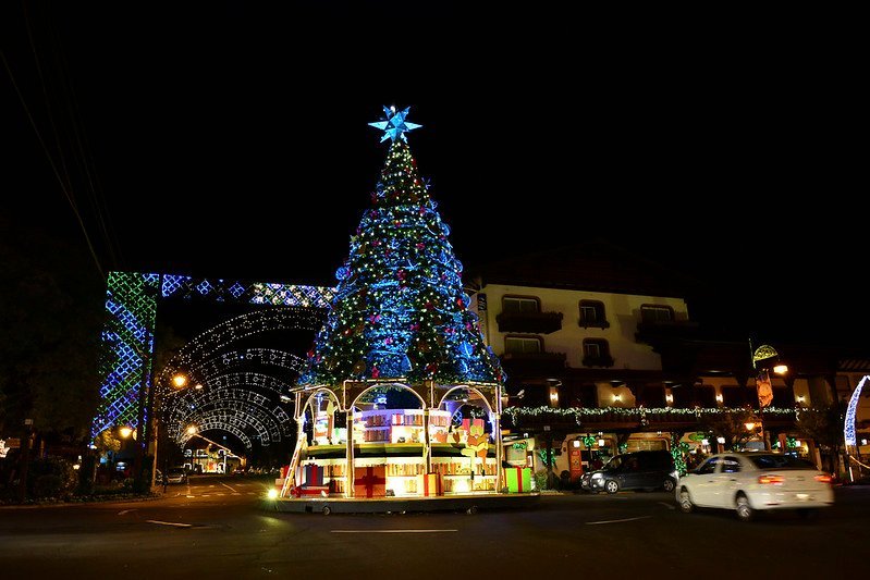 Natal Luz de Gramado 2024 / 2025: O Espetáculo que Encanta Corações 2 Rotatória da Av. Borges de Medeiros com árvore de natal, foto noturna.