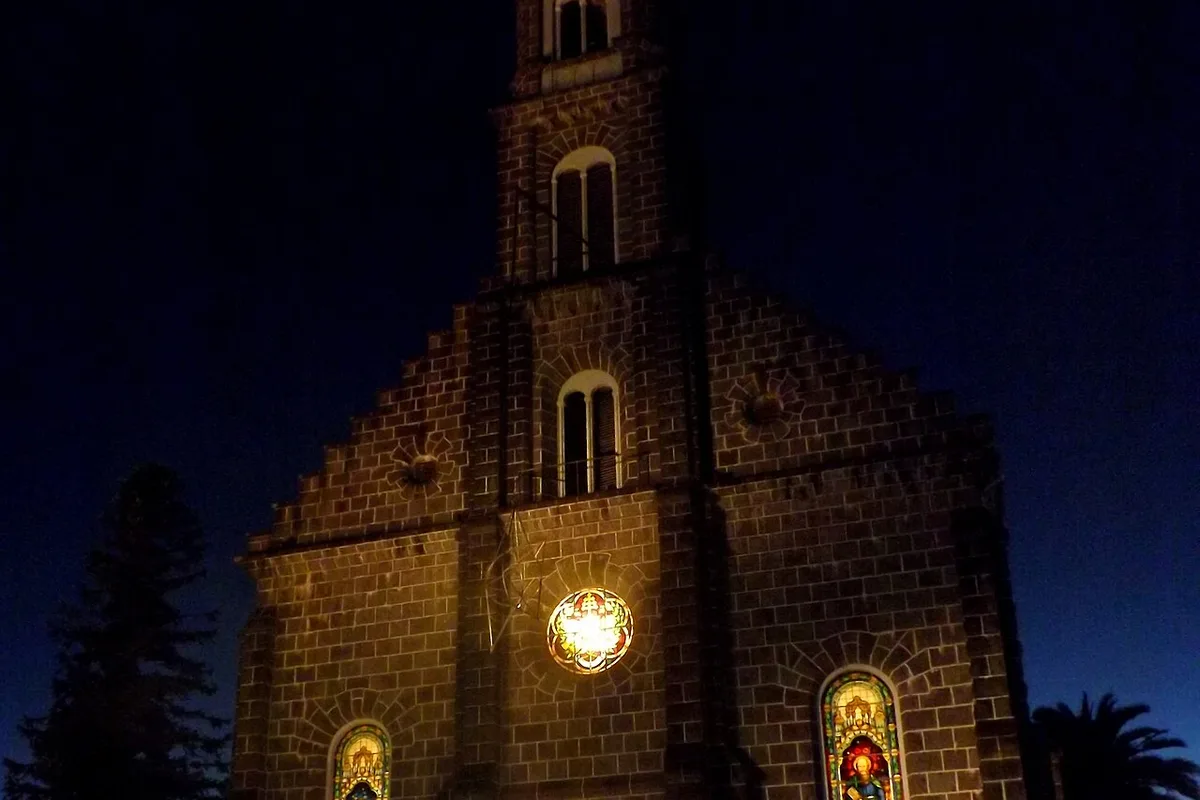 Natal Luz de Gramado 2026: Datas, Shows e Preços 2 Igreja Matriz São Pedro Apóstolo iluminada à noite em Gramado, cenário do Show de Acendimento da Natal Luz