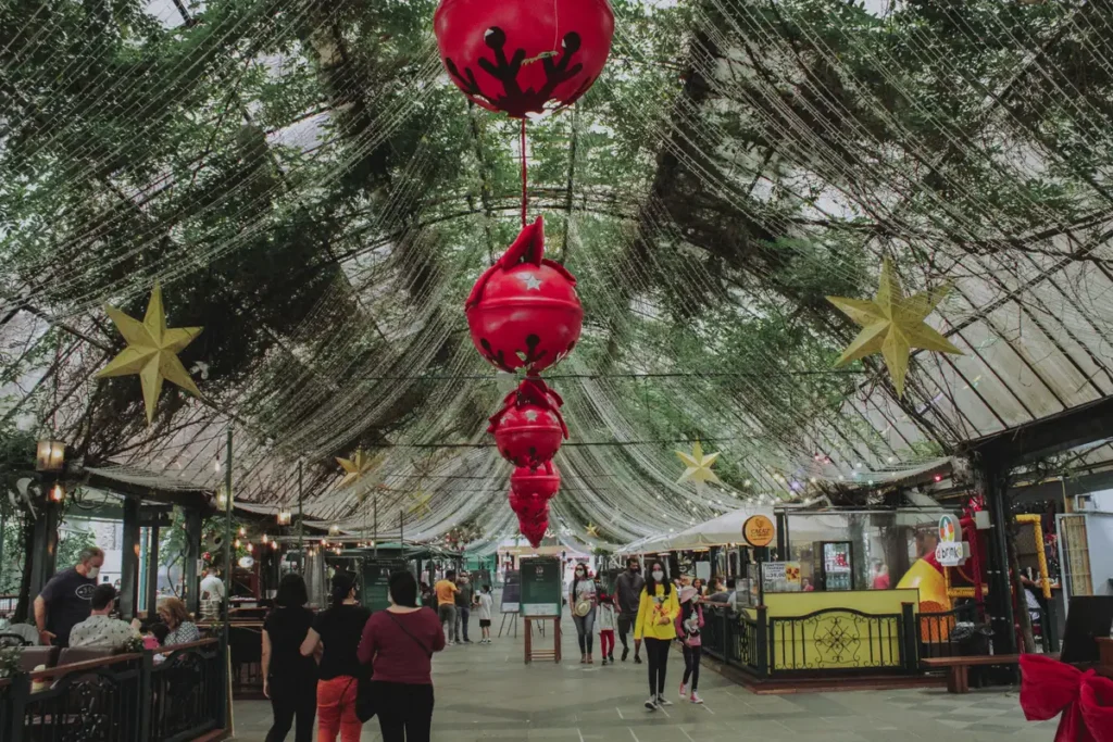 Gramado en diciembre: Natal Luz, clima y qué esperar 1 Rua decorada com luzes e lanternas vermelhas no Natal Luz de Gramado