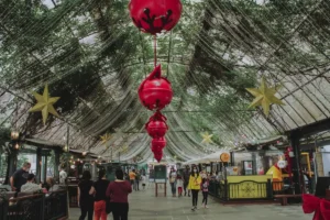 Rua decorada com luzes e lanternas vermelhas no Natal Luz de Gramado