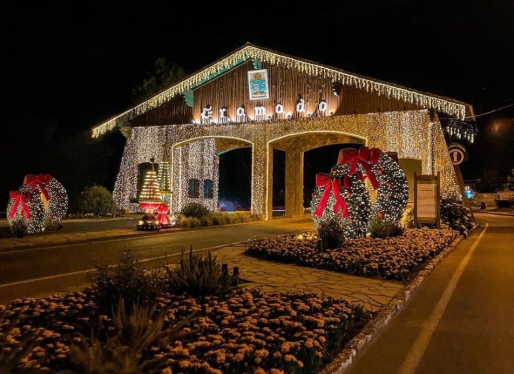 Natal Luz 2025, 2026 en Gramado 3 Pórtico de Gramado decorado para la Navidad