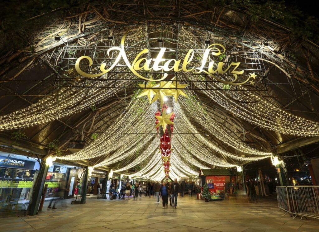 Natal Luz 2025, 2026 en Gramado 1 Rua Coberta de Gramado decorada para la Navidad.
