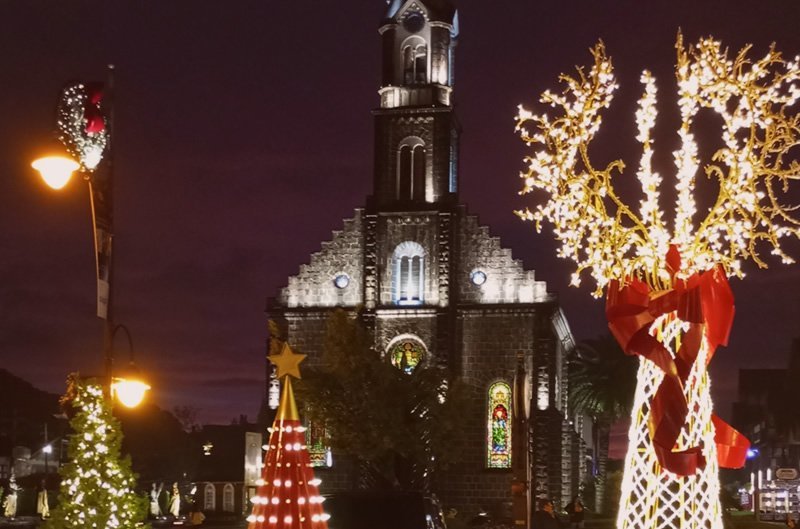 Natal Luz de Gramado 2024 / 2025: O Espetáculo que Encanta Corações 4 Igreja Matriz de São Pedro iluminada a noite, decoração de natal na rua.
