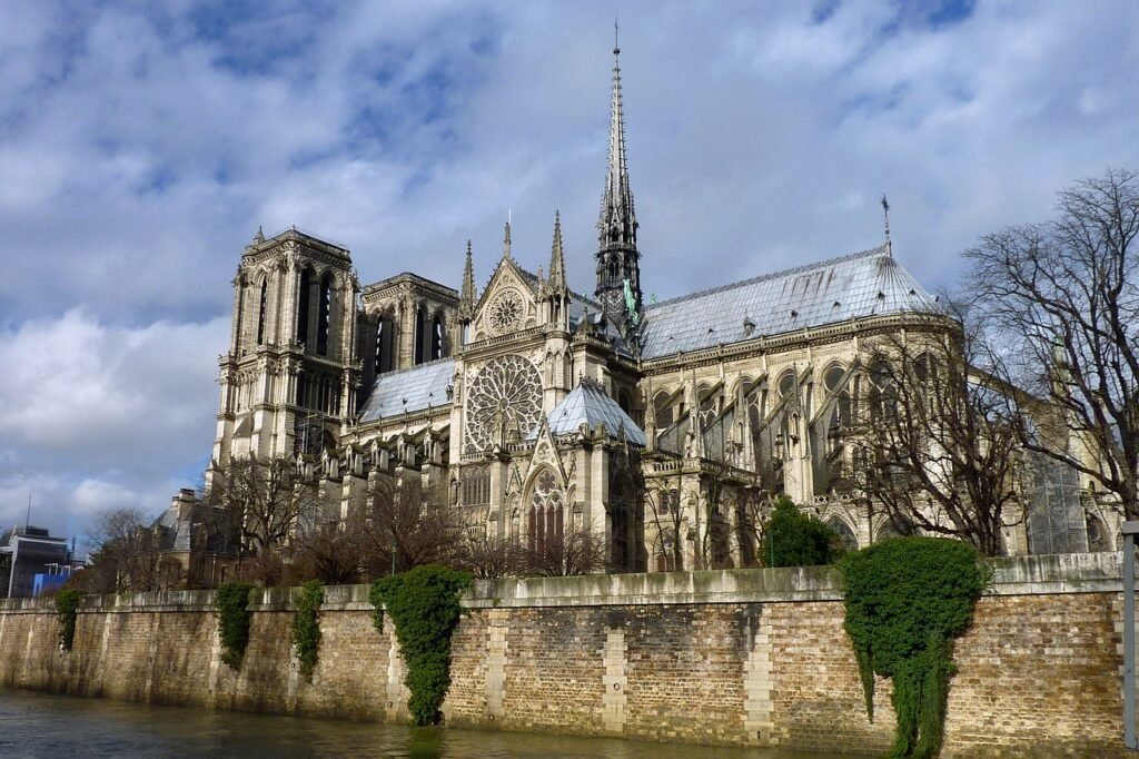 Catedral de Notre Dame: História, Incêndio e Reabertura em 2024 4 Foto mostra a Catedral visto do outro lado do Rio Sena.