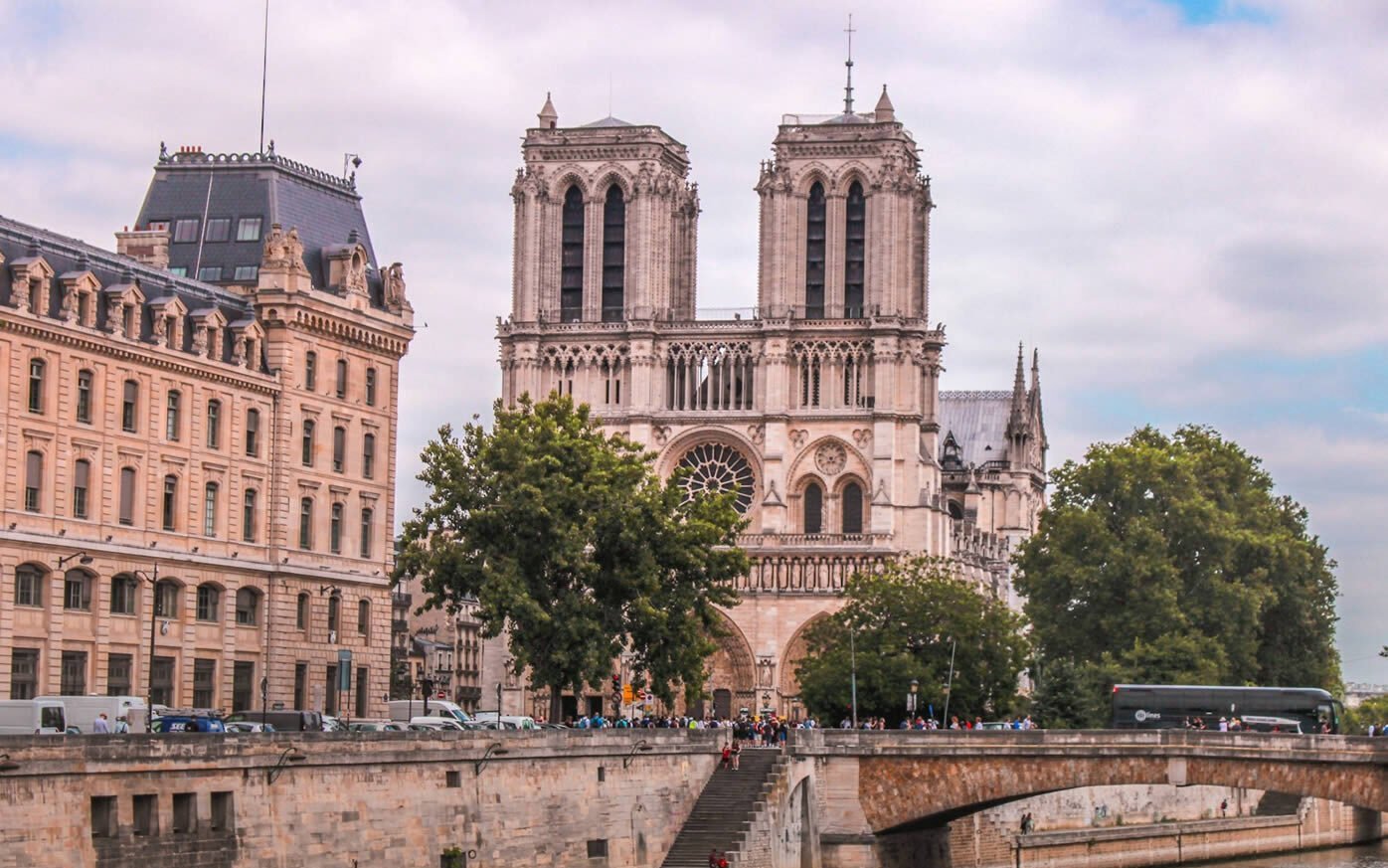 Catedral de Notre Dame: História, Incêndio e Reabertura em 2024 1 Catedral de Notre Dame em dia nublado. Ao lado da Catedral o Rio Sena.