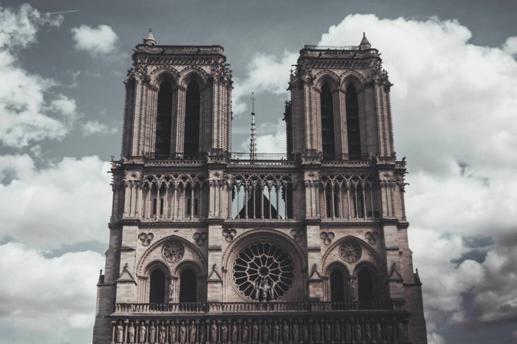 Catedral de Notre Dame: História, Incêndio e Reabertura em 2024 2 Torres Gêmeas da Catedral de Notre Dame.