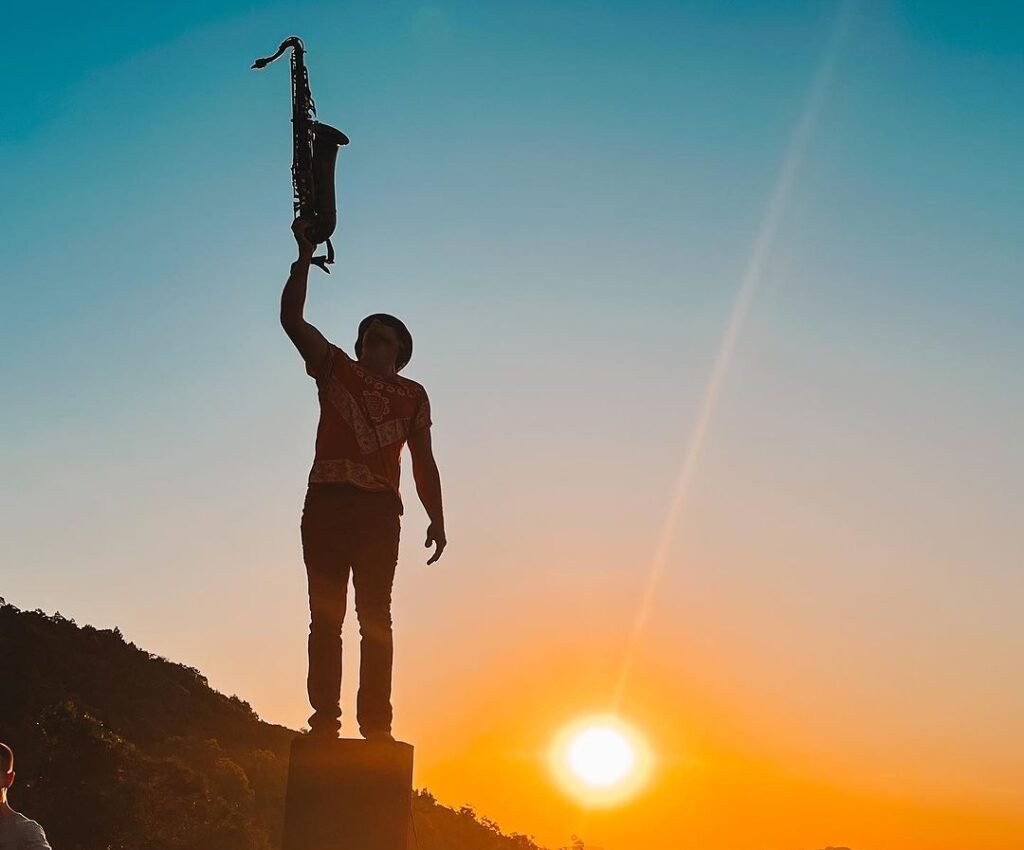 Olivas de Gramado: um lugar encantador na Serra Gaúcha 2 Olivas de Gramado, saxofonista ao pôr do sol