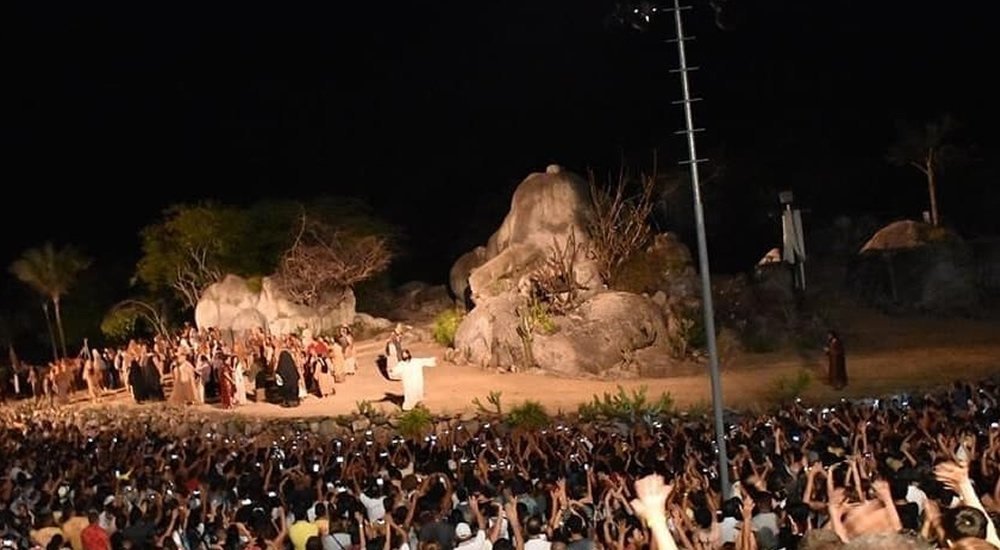 Paixão de Cristo de Nova Jerusalém 2024: Uma Jornada Espiritual 3 Apresentação da Paixão de Cristo 2024, pessoas assistindo, celulares ligados