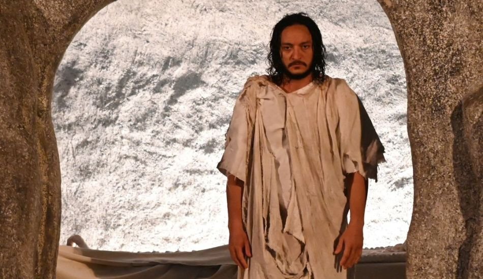Paixão de Cristo de Nova Jerusalém 2024: Uma Jornada Espiritual 2 Paixão de Cristo Nova Jerusalém 2024, foto de ator saindo do túmulo