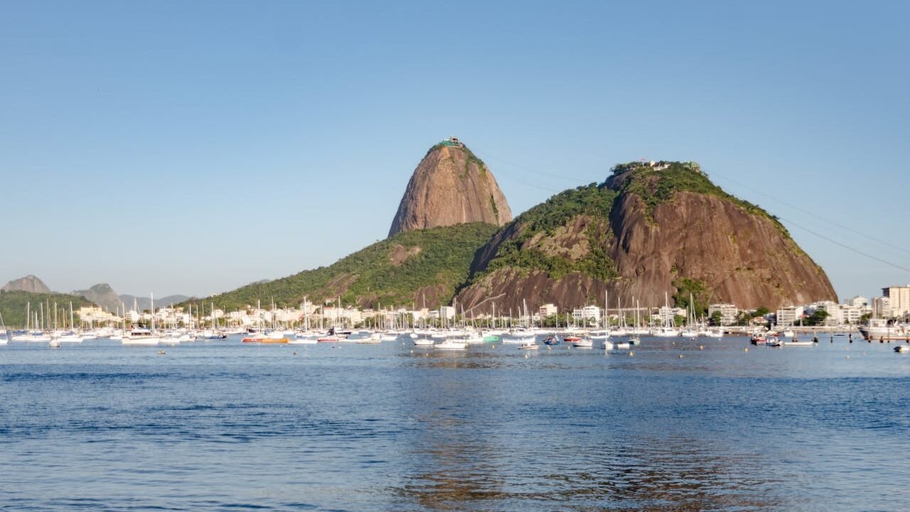 Conoce el Cristo Redentor: Entradas, consejos e historia del símbolo de Río 4 Foto del pan de azúcar, Río de Janeiro, barcos alrededor de la piedra en la Bahía de Guanabara.