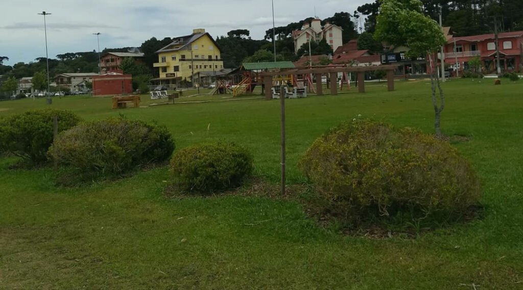 Three Free Attractions Near Canela’s Stone Cathedral 1 Parque do Lago in Canela, photo shows a small park with green grass and houses in the background