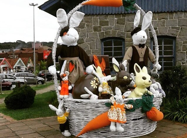 Páscoa de Canela 2024 e Show das Luzes: Eventos Imperdíveis 1 Foto de decoração da Páscoa de Canela, coelhos em um cesto com cenouras
